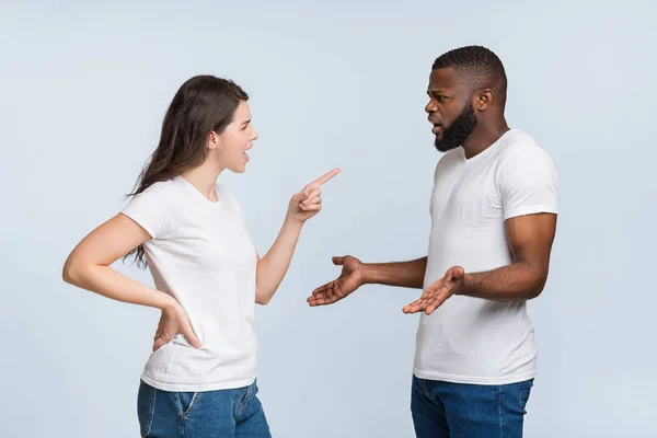 Paar streitet, wütende junge Frau gibt ihrem Afro-Freund die Schuld — Stockfoto