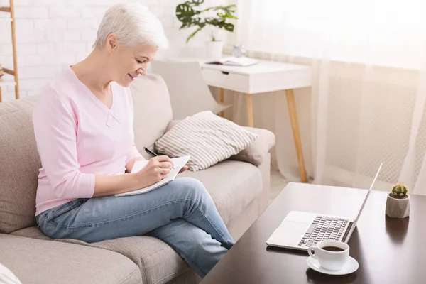 Well organized senior lady writing to-do-list at home — Stock Photo, Image