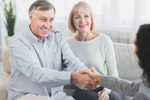 Glücklich reifes Paar gibt Arzt einen Händedruck — Stockfoto