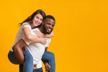 Romantik Siyah Adam Portresi Kız arkadaşını sırtında taşıyor
