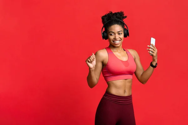 Chica afro fitness alegre disfrutando de la música durante el ejercicio —  Fotos de Stock