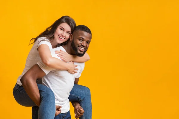 Retrato de romántico negro hombre piggybacking su novia — Foto de Stock