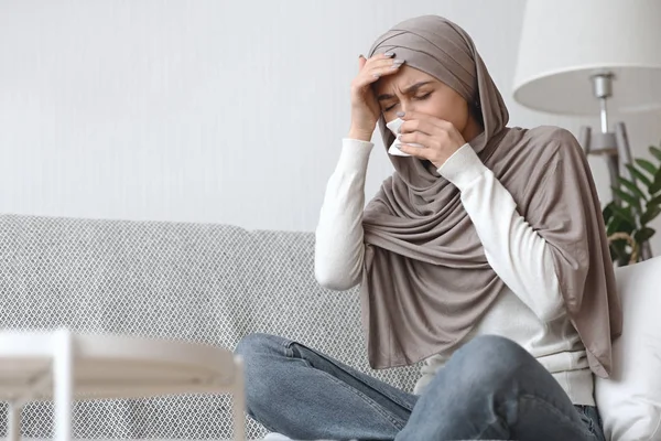 Malato arabo donna sofferenza da mal di testa e runny naso a casa — Foto Stock