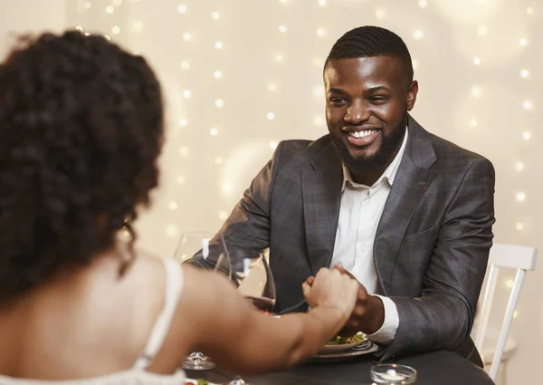 Счастливый черный парень ухаживает за своей женщиной, встречается — стоковое фото