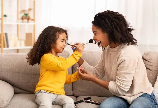 Moeder en dochter hebben plezier maken make-up samen thuis — Stockfoto