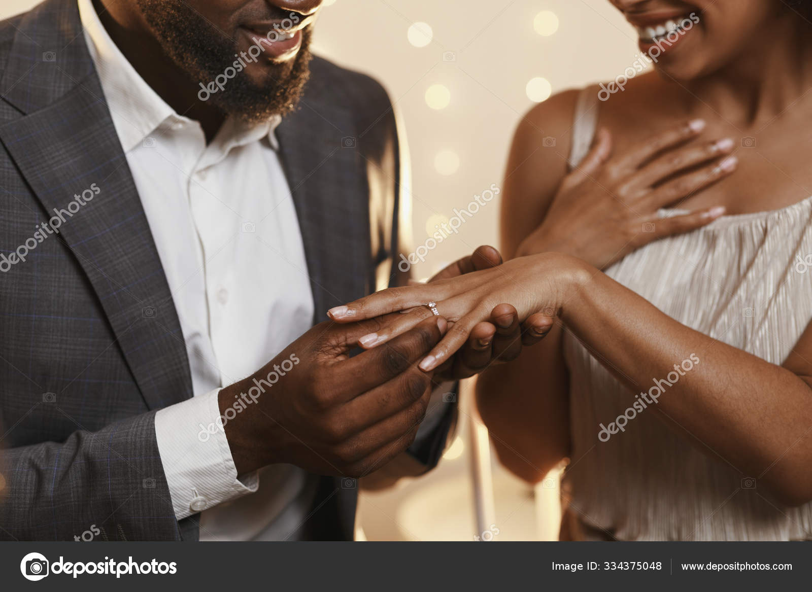 Noir homme mettre bague sur son doigt de femme — Photo de stock