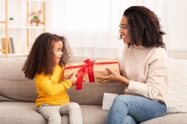 Afrikalı Amerikalı Anne Kızına Bir Hediye Veriyor Koltukta Oturuyor