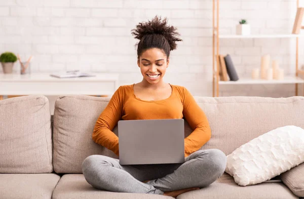 Afro Woman Bekerja di Laptop Duduk di Kursi Di Rumah — Stok Foto