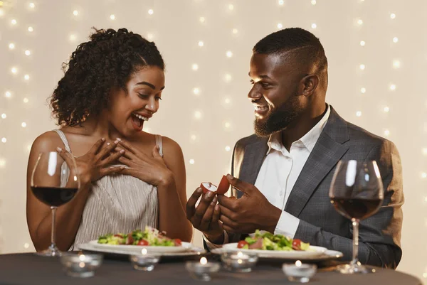 Homem fazendo proposta de casamento para sua mulher surpresa — Fotografia de Stock