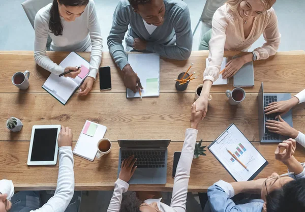 Vista dall'alto del team creativo internazionale che ha una riunione di lavoro — Foto Stock