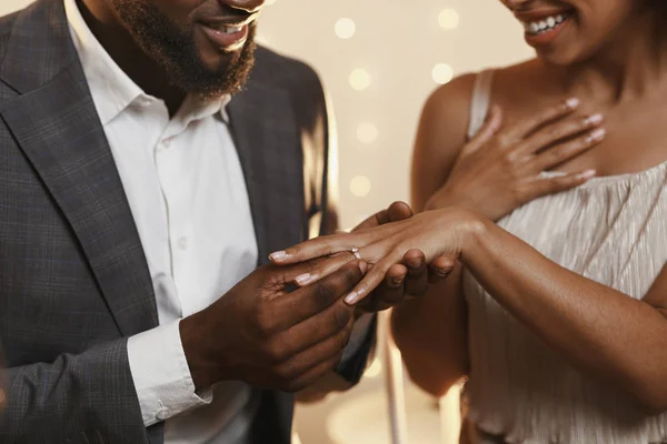 Fekete férfi gyűrűt húzott a nő ujjára. — Stock Fotó