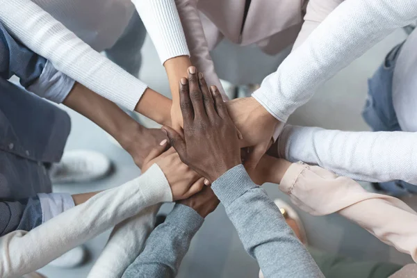 Equipe de negócios internacional unindo as mãos em cooperação — Fotografia de Stock