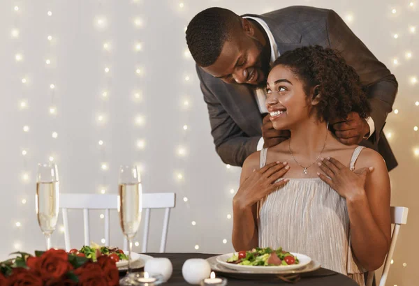 Kochający czarny mężczyzna daje kobieta elegancki naszyjnik — Zdjęcie stockowe