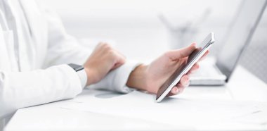 Evde akıllı telefon kullanan bir kıza yakın çekim