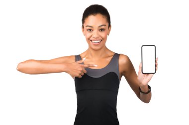 Akıllı Telefon Gösteren Afro Kadın Boş Ekran Parmaklığı, Beyaz Arkaplan