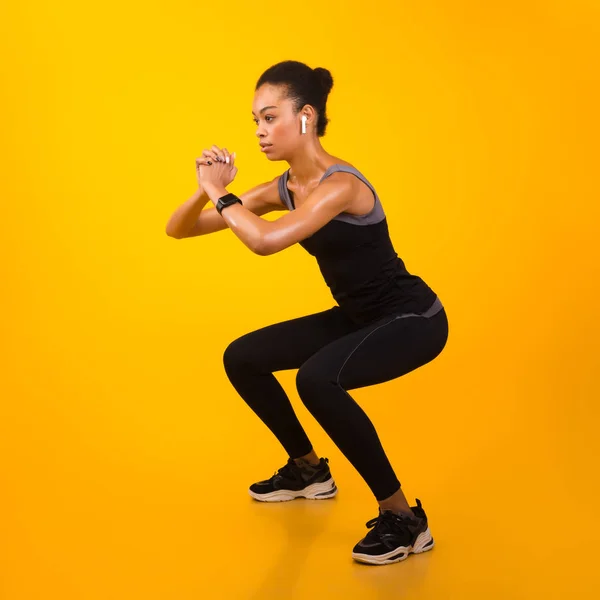 Afro Lady Exercício Fazendo Agachamento Profundo Trabalhando, Estúdio tiro — Fotografia de Stock