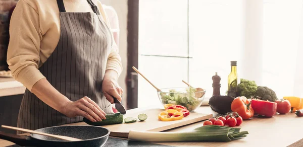 Mujer mayor cocinando en la cocina, panorama, espacio vacío — Foto de Stock