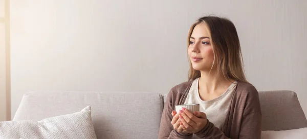 Menina sonhadora desfrutando de café fresco quente em casa — Fotografia de Stock