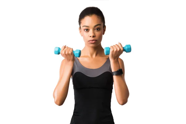 Mujer haciendo ejercicio haciendo Dumbbell Biceps rizos en fondo de estudio blanco — Foto de Stock