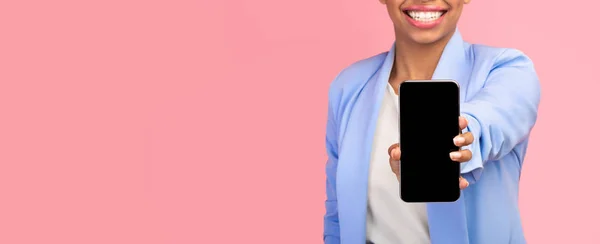 Menina preta mostrando tela de telefone celular em branco — Fotografia de Stock