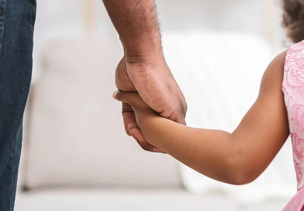 Närbild av svart far ger hand till sin dotter — Stockfoto