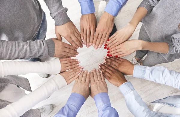 Gruppo multietnico di persone che fanno cerchio delle loro mani, vista dall'alto — Foto Stock