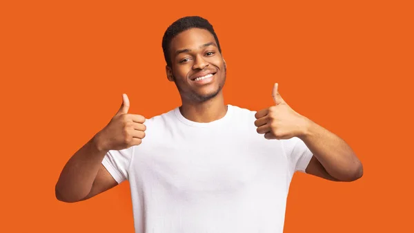 Afro homem mostrando polegar para cima e sorrindo — Fotografia de Stock