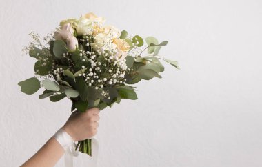 Kadın ya da gelin eli elinde düğün çiçekleri