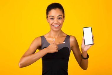 Fit Kız Gösteren Parmak Sarı Arkaplan Üzerinde Akıllı Telefon Ekranı Gösteriyor