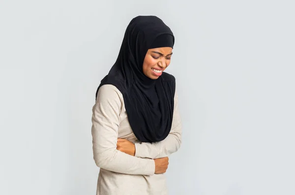 Black muslim girl in hijab suffering from abdominal pain — 스톡 사진