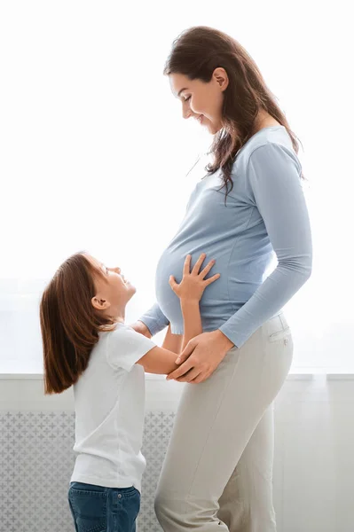 Portrait of pregnant young woman and her little girl — Stock Photo, Image