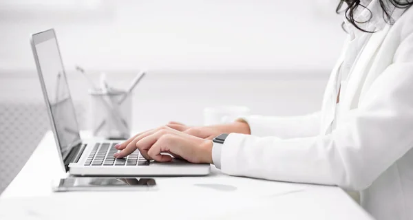 Nierozpoznawalna latynoska dziewczyna pracująca na laptopie w biurze — Zdjęcie stockowe