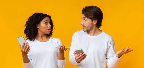 Jealous guy asking explanations from his unfaithful girlfriend — Stock Photo, Image