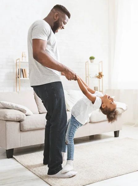 黒お父さん教え小さな遊び心のある女の子ダンスに家 — ストック写真