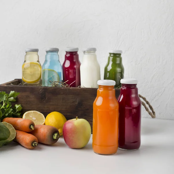 Organic detox cocktails with fresh fruits and vegetables — 스톡 사진