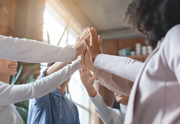 Verenigde handen van multiraciale business group, close up — Stockfoto