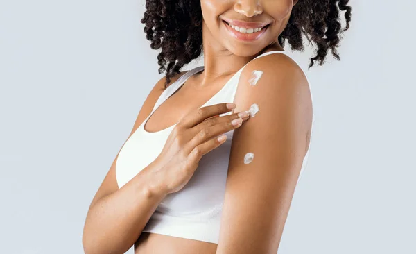 Mujer joven usando crema para la piel lisa —  Fotos de Stock