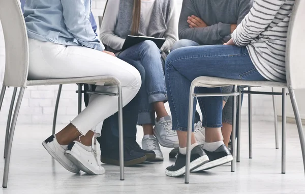 Grupo de personas sentadas en círculo de confianza en sesión de psicoterapia en rehabilitación — Foto de Stock