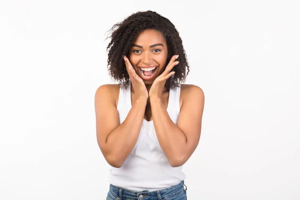 Boldog fekete nő sikoltozik és tartja arcát — Stock Fotó