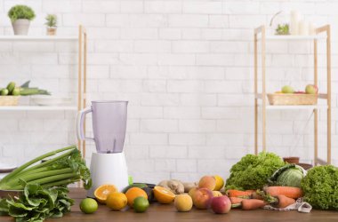 Meyve ve sebze suyu veya detoks smoothie yapmak için elektrikli blender.