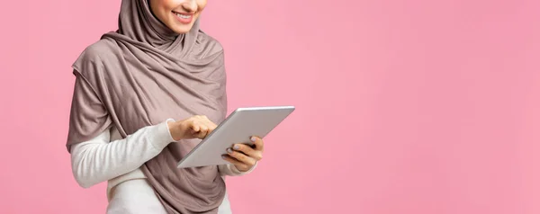 Gadis arab dalam hijab yang tak dikenal memakai tablet digital — Stok Foto