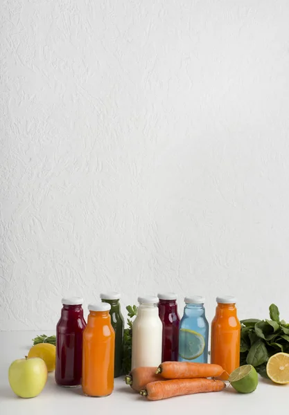 Different detox smoothie in glass bottles with fresh fruits — 스톡 사진