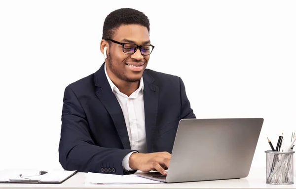 Feliz hombre de negocios negro en gafas escuchando música — Foto de Stock