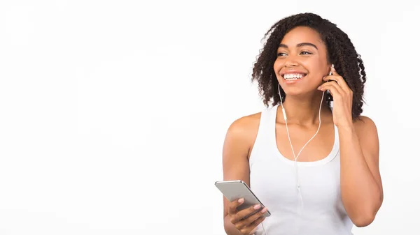 Portrait de fille noire souriante écoutant de la musique — Photo