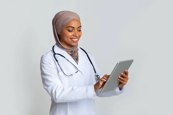 Porträt einer lächelnden Afro-Ärztin im Hijab mit digitalem Tablet — Stockfoto