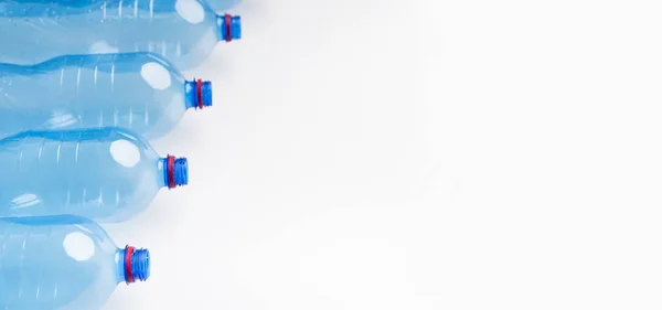 Set botol plastik air dalam mentah terisolasi pada putih — Stok Foto