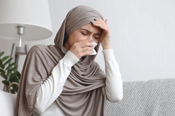 Malato donna musulmana in hijab con naso che cola e mal di testa — Foto Stock