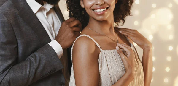 Von afrikanischem Mann abgeschnitten und Frau schöne goldene Kette geschenkt — Stockfoto