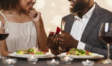 Afro bir adam kız arkadaşına evlenme teklif ediyor.