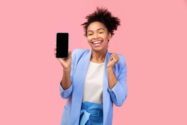 Afro kız boş siyah cep telefonu ekranı gösteriyor